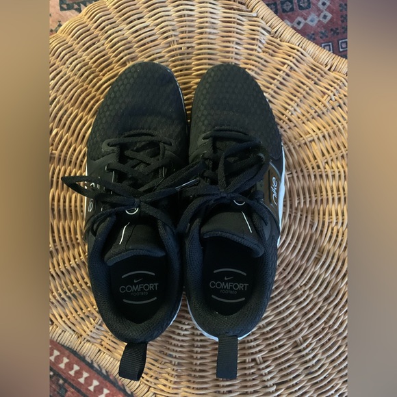 Nike women’s sneakers size 8. Only worn a few times, too narrow for me. - Picture 3 of 3